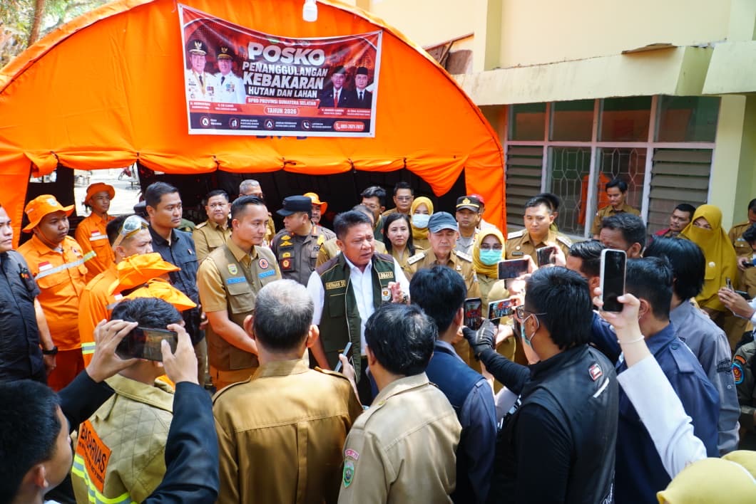 Kepala Dinas Lingkungan Hidup dan Pertanahan Provinsi Sumatera Selatan Mendampingi Gubernur Sumatera Selatan 